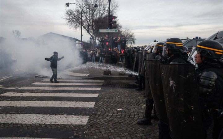 У Парижі третю ніч поспіль відбувалися протести й зіткнення з поліцією