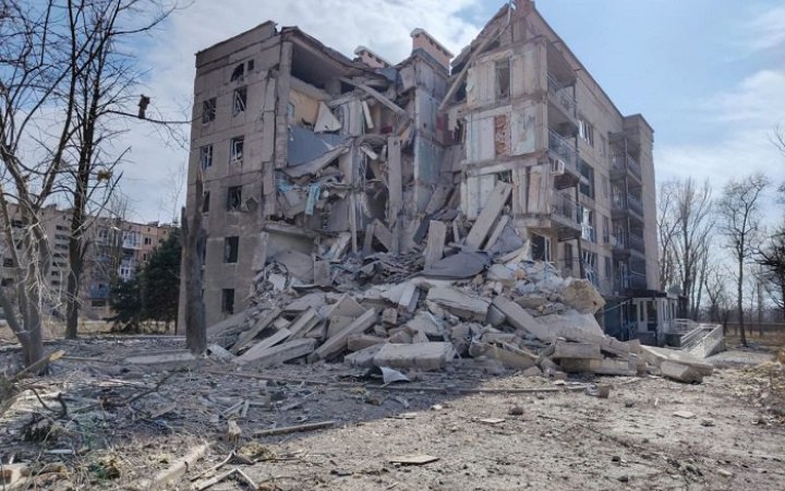 Унаслідок ворожих обстрілів Донеччини пошкоджені готель і будівля суду, є загиблий