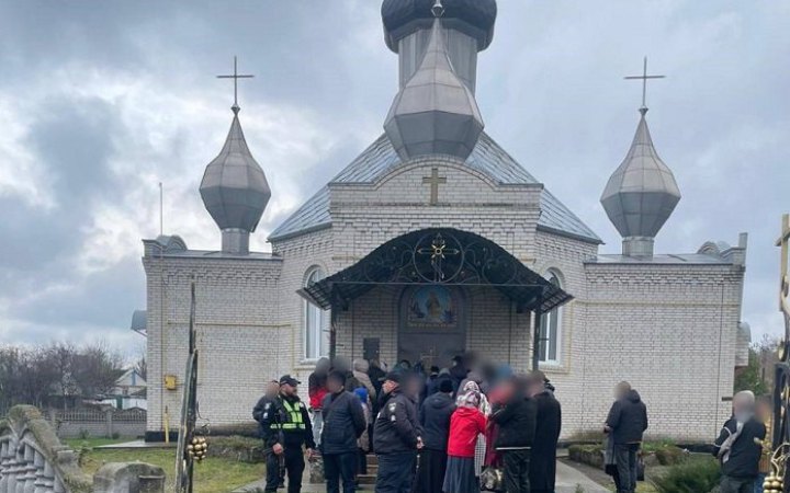 На Київщині під час штовханини між прихожанами УПЦ МП і ПЦУ помер літній чоловік