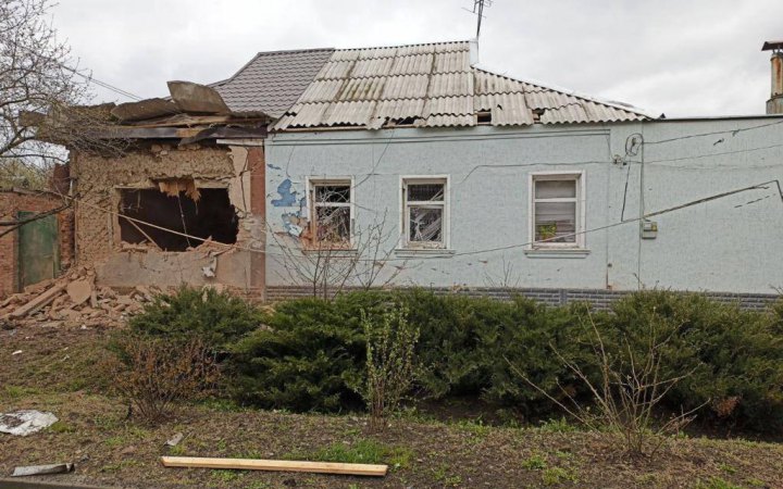 Через російські обстріли постраждала працівниця медзакладу Харківщини, ще двоє осіб підірвалися на ворожих мінах