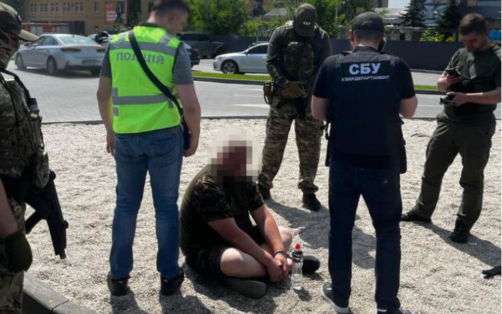 У Києві викрили чоловіка, який допомагав чоловікам виїхати за кордон