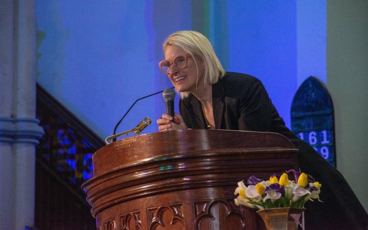 Американська письменниця Елізабет Ґілберт на знак підтримки українців відклала вихід книги, де сюжет повʼязаний із Росією