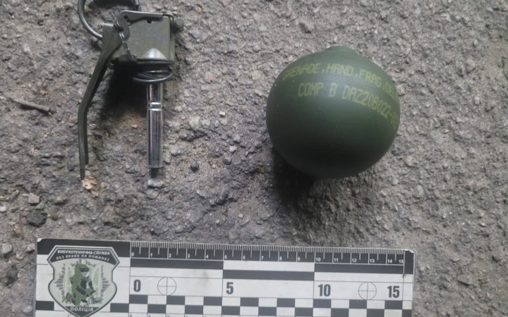 Поліцейські затримали на Харківщині чоловіка, який погрожував підірвати гранату в громадському місці