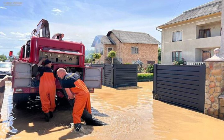 На Прикарпатті рятувальники далі викачують воду з будинків та підвалів