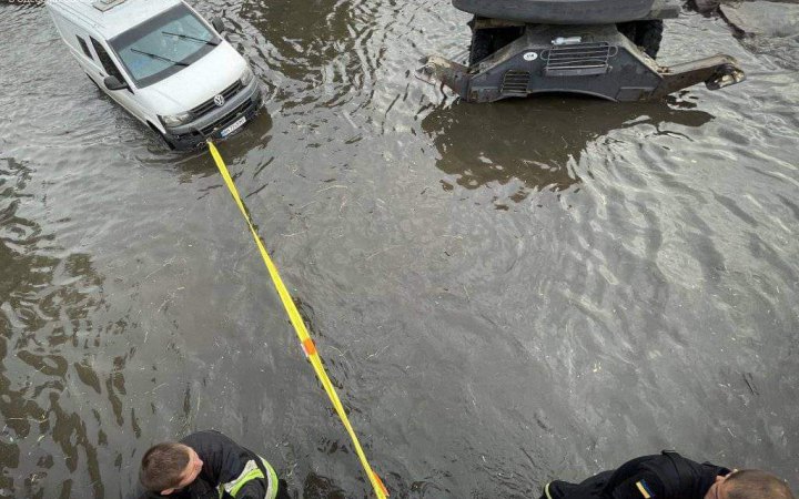 Бійці ДСНС через дощ надали допомогу більше ніж 210 мешканцям Одеси