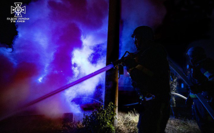 Над Києвом уночі збили десятки ударних безпілотників. Від падіння уламків є пошкодження будинку