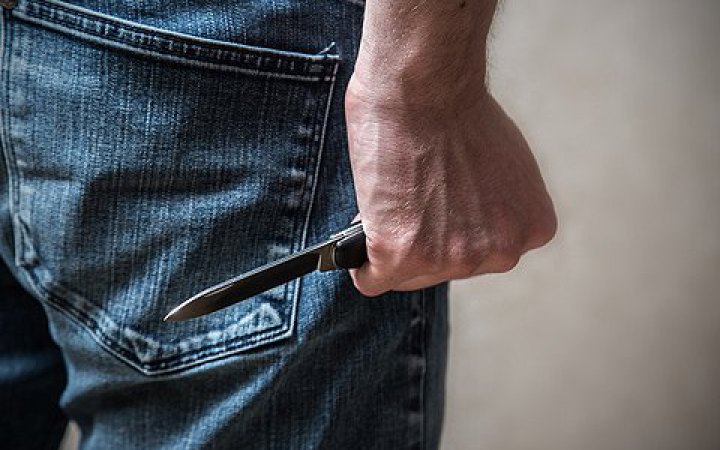 У Києві поліцейський дістав ножового поранення під час затримання підозрюваного