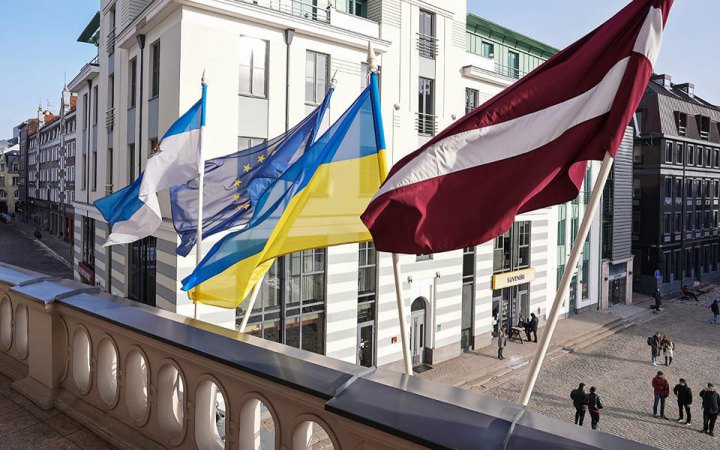 Поліція Латвії штрафуватиме водіїв за наліпки “Я русский”