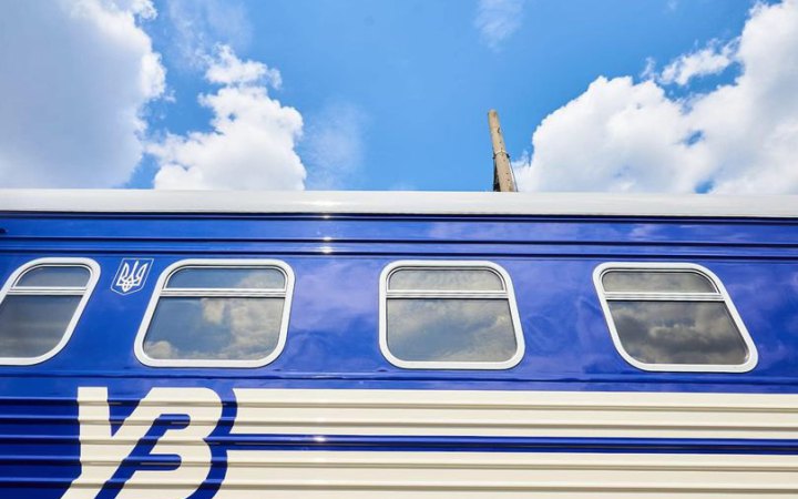 Укрзалізниця попередила про зміну руху низки потягів через сходження вантажних вагонів