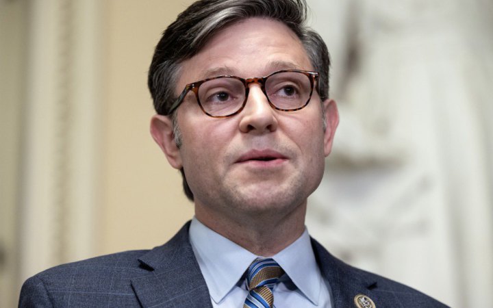 Джонсон запропонував проєкт для уникнення шатдауну без допомоги Україні. Білий дім розкритикував таке рішення