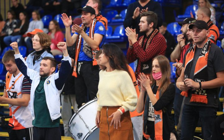 Президент ФБУ звернувся до Прем'єр-міністра України з проханням повернути вболівальників на арени