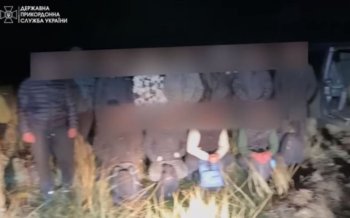 Прикордонники затримали порушників кордону та їх перевізників