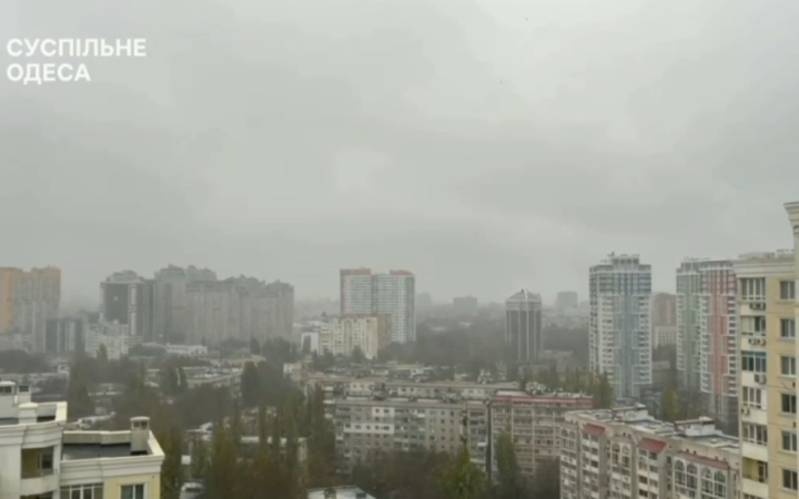 На Одещині вирує негода: на двох трасах тимчасово перекрили рух для вантажівок