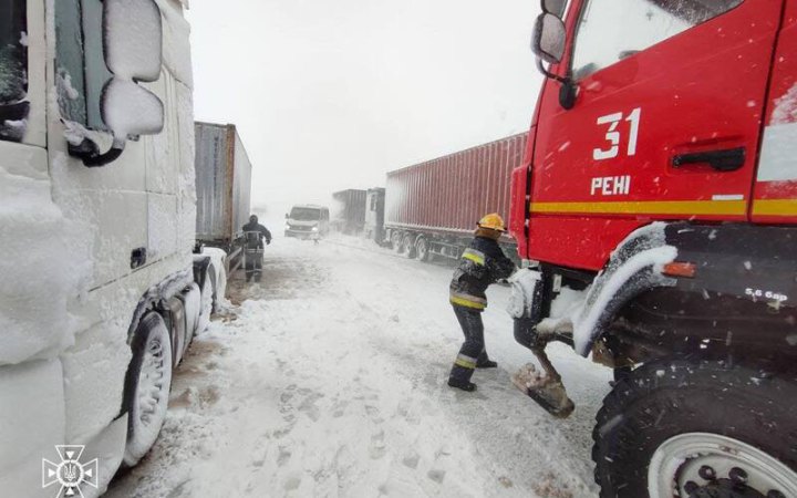 Понад 2000 населених пунктів у 16 областях знеструмлені внаслідок негоди, замети сягають до двох метрів