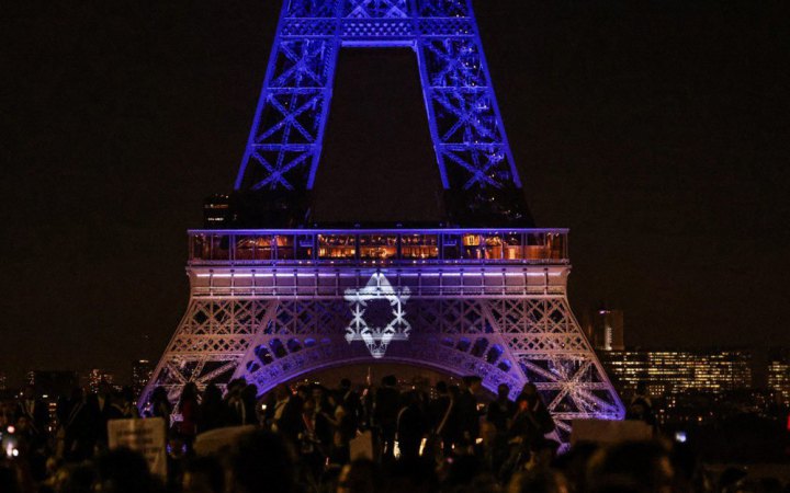 У Парижі невідомий напав на туристів біля Ейфелевої вежі