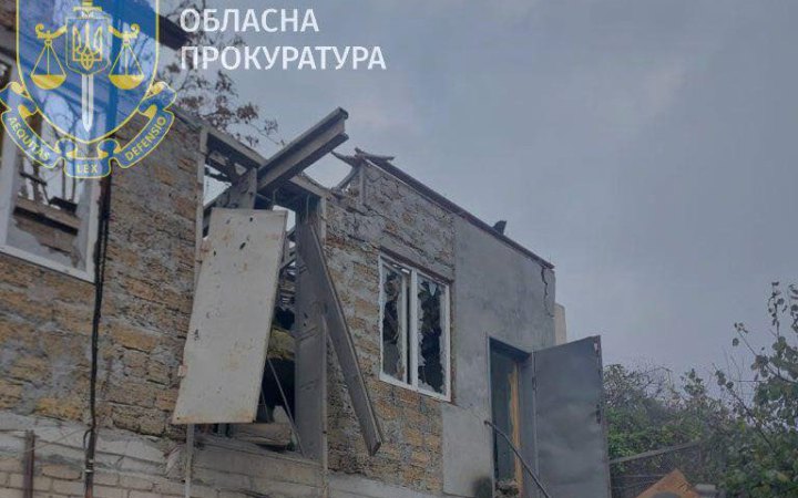 Під час нічної дронової атаки в Херсоні постраждала 50-річна жінка