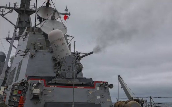 Американському кораблю ледь вдалося уникнути влучання ракети хуситів: застосував останню лінію оборони