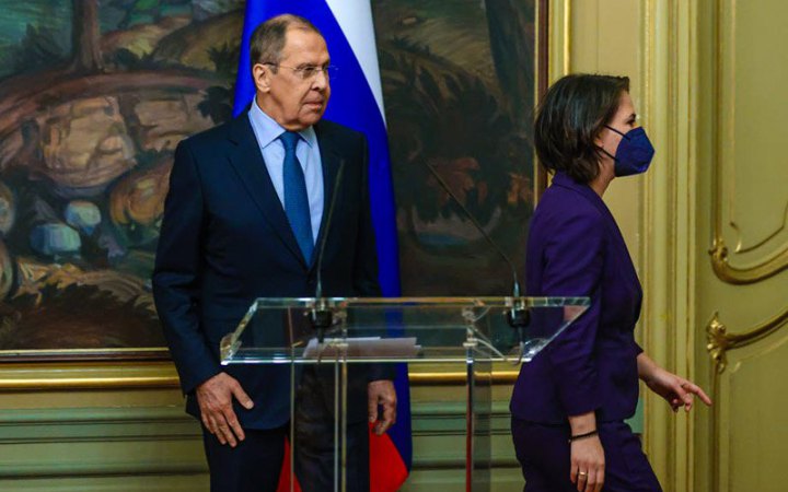 Бербок – Лаврову: “Зупиніть війну негайно”