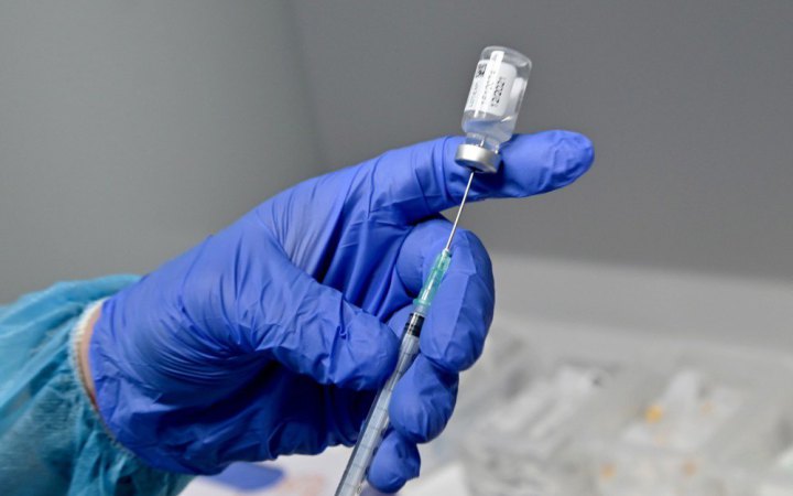 Чоловік з Німеччини вакцинувався проти ковіду 217 разів