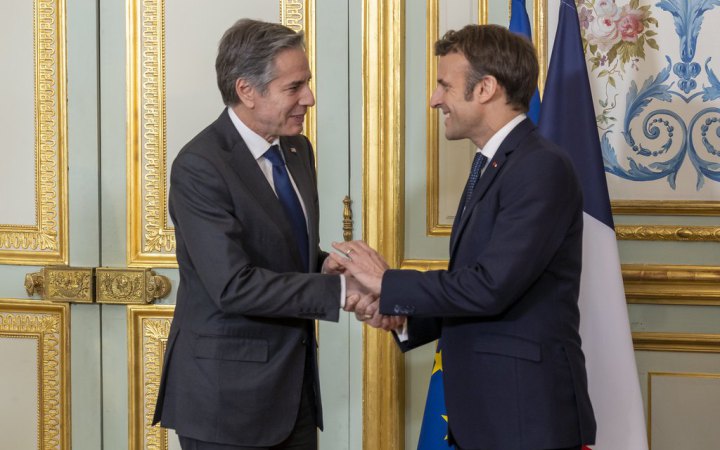 Блінкен та Макрон у Парижі домовилися підтримувати Україну
