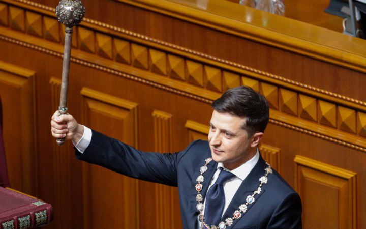 ​Більшість українців вважає, що під час війни критикувати владу треба “конструктивно”, або не критикувати взагалі, – опитуваня