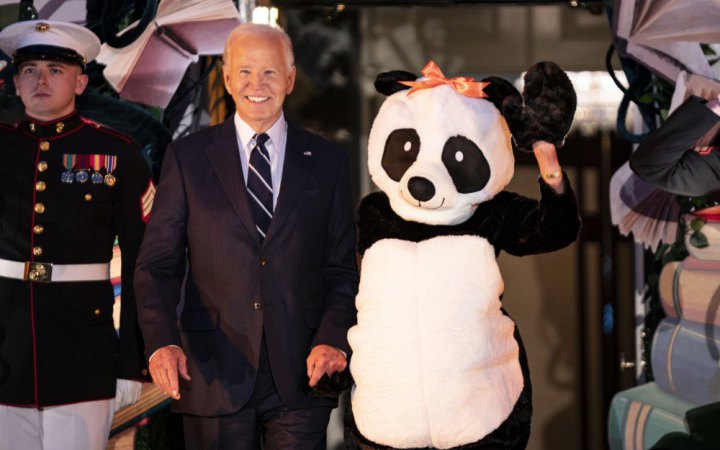 Останній Гелловін Байденів у Білому домі: президент кусав дітей, а перша леді вдяглася пандою