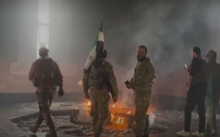 У Сирії повстанці спалили могилу батька Башара Асада