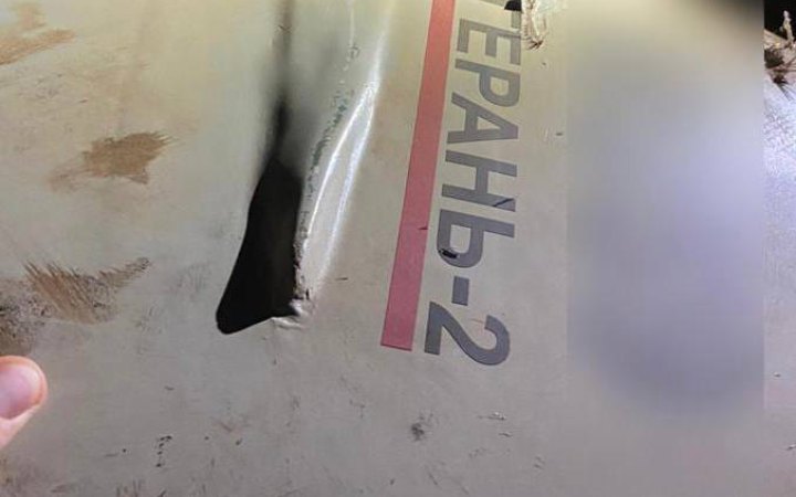 Внаслідок падіння уламків “Шахедів” на Київщині пошкоджено приватні будинки та авто