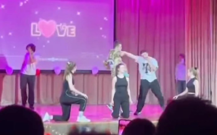 Директорка школи, де учні на сцені зобразили побиття війського ТЦК, виправдала інцидент “імпровізацією”