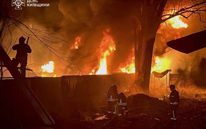 Російські окупанти атакували Київщину: постраждало подружжя, пошкоджені будинки