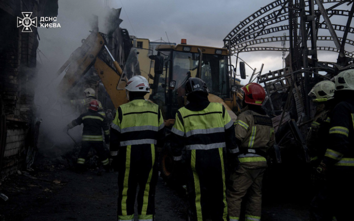 У Києві понад добу триває ліквідація наслідків атаки Росії. Рятувальники показали фото