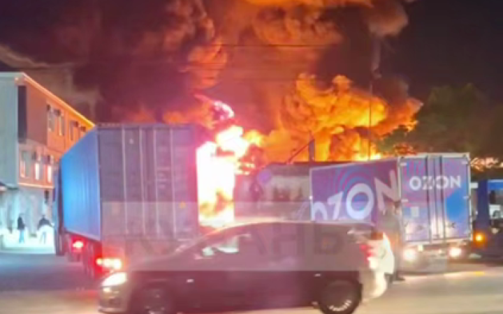 У Новоросійську пролунали вибухи, спалахнула масштабна пожежа