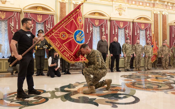 Володимир Зеленський вручив командирам підрозділів бойові прапори