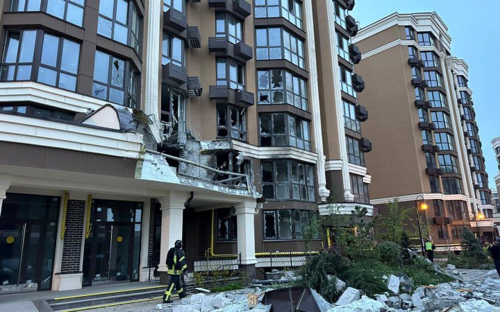 На Київщині російський дрон влучив у десятиповерхівку