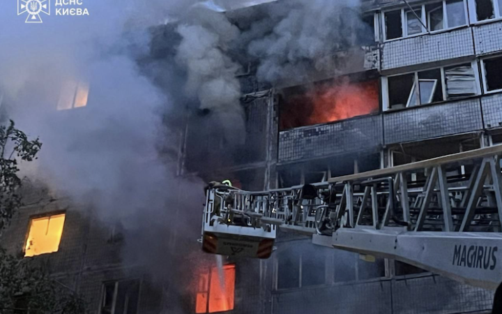 У Києві уламки “шахедів” впали на житлові будинки. Двоє загиблих, є поранені (оновлено)