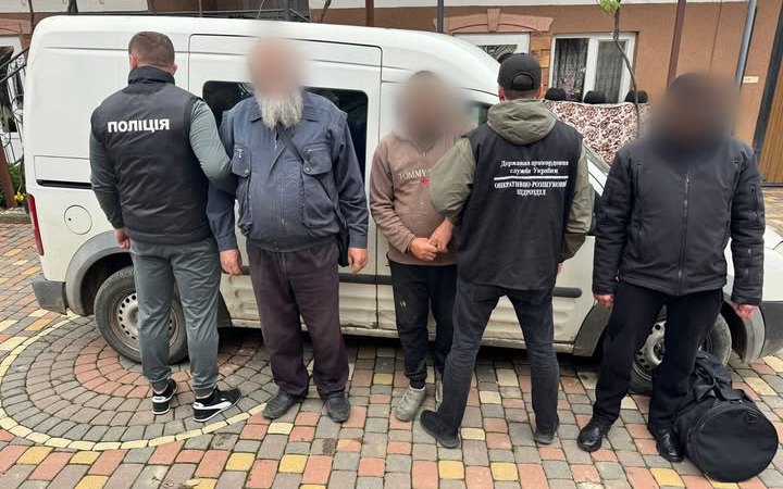 Двох кліриків УПЦ (МП) взяли під варту через переправлення чоловіка за кордон