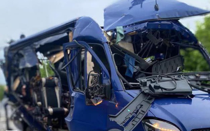 Російський дрон атакував рейсовий автобус на Сумщині, є жертви (оновлено)