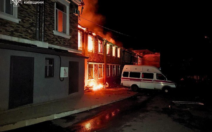 На Київщині через атаку РФ загинула жінка і поранені рятувальники