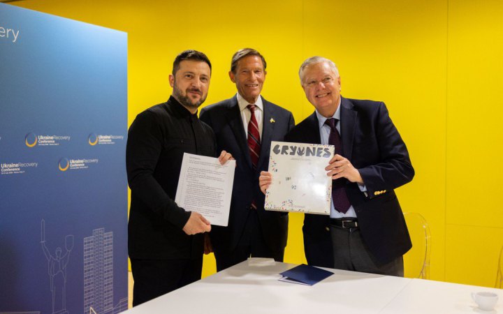 Зеленський зустрівся із сенаторами-авторами закону про “руйнівні санкції”