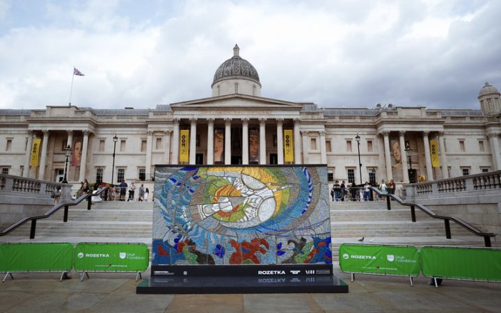 Олександр Усик презентував у Лондоні відтворену мозаїку Алли Горської