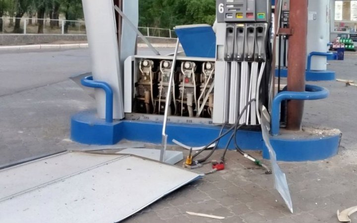 Унаслідок обстрілів на Дніпропетровщині пошкоджено АЗС і підприємство