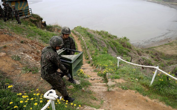 Південна Корея почала прибирати гучномовці на кордоні із КНДР