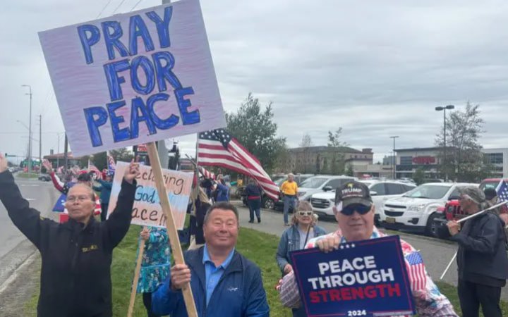 Прихильники Трампа влаштували “мітинг за мир” в Анкориджі