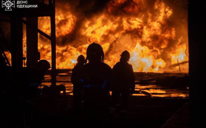 У передмісті Одеси через атаку дронів загорівся об’єкт паливно-енергетичної інфраструктури (доповнено)