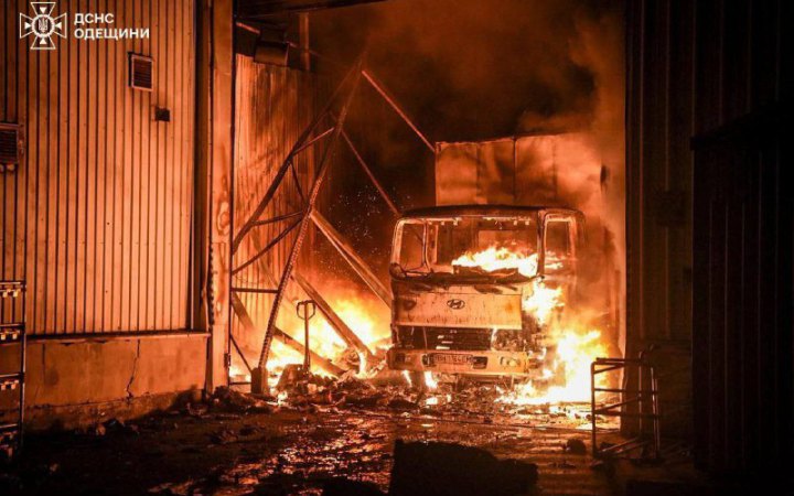 У Одеському районі через російські удари пошкоджені склади і автомобілі