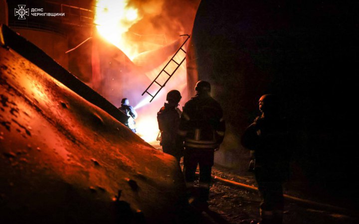 Росіяни вдарили по об’єкту критичної інфраструктури на Чернігівщині, постраждали рятувальники