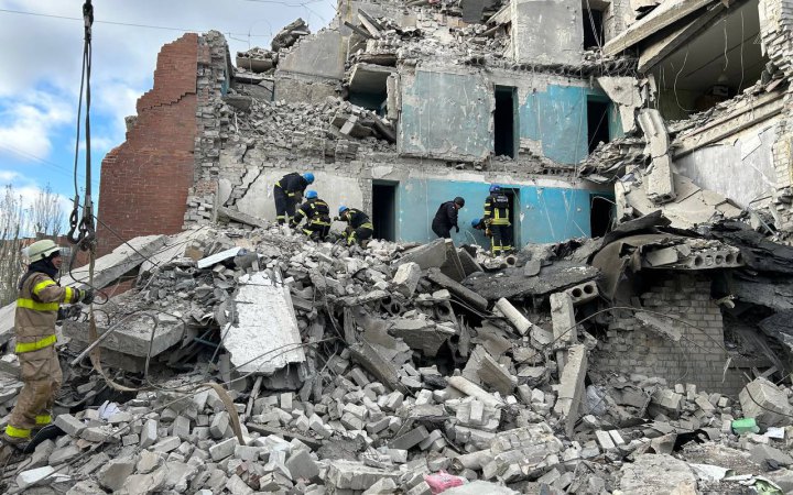 Росіяни скинули авіабомби на житловий будинок Слов’янська на Донеччині