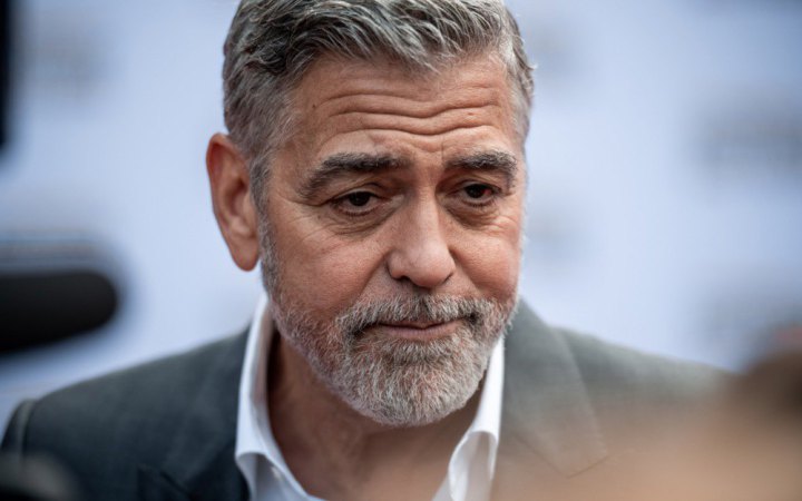 Джордж Клуні назвав помилкою заміну Байдена на Гарріс