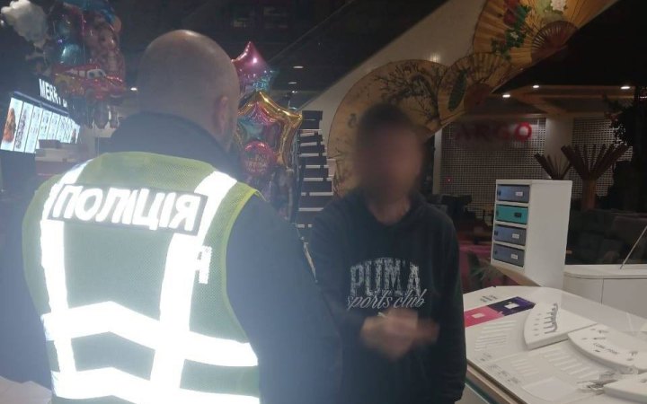 У Києві чоловік кинув страйкбольну гранату у торговельному центрі