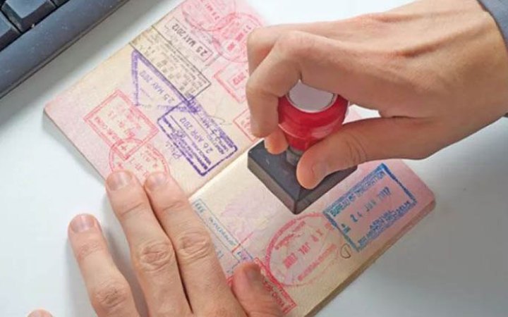 ЄС планує посилити візові правила для росіян